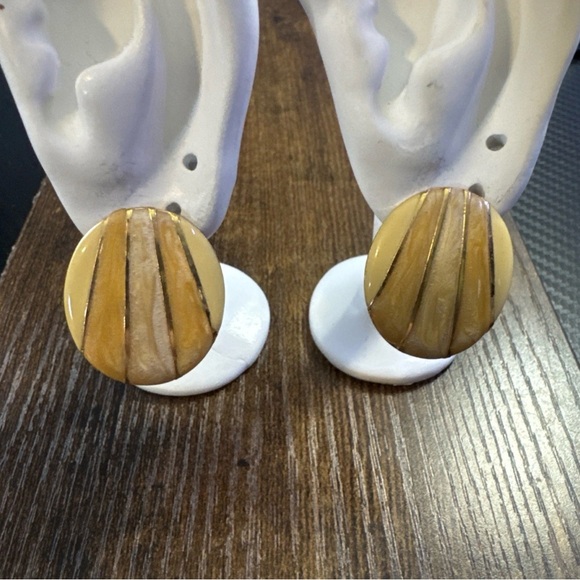 Vintage Metal Gold Tone Yellow Cream Enamel Earrings Oval - Picture 3 of 3